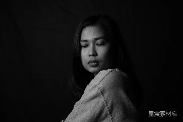 高清摄影 一张黑白照片，照片中是一位闭着眼睛的女人。