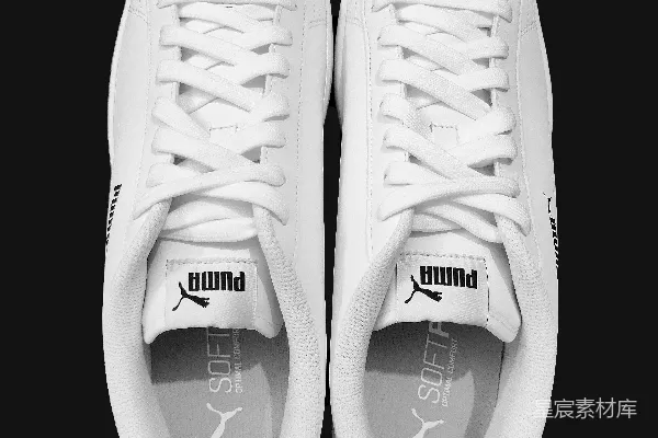白色阿迪达斯 Yeezy Boost 350