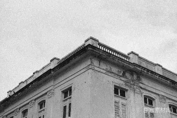 高清摄影 一张黑白照片，展示一座老建筑。