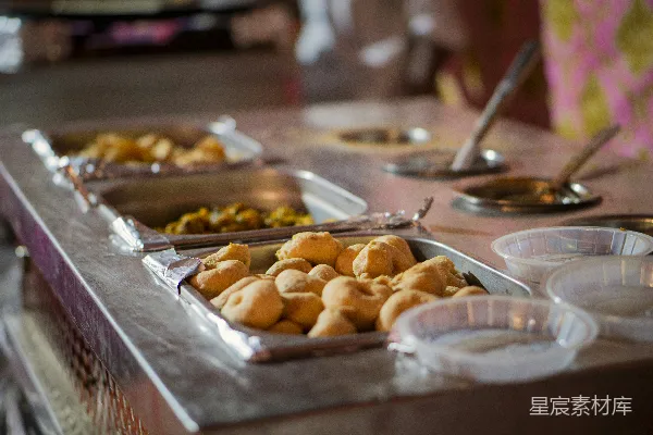 各式各样的食物摆放在自助餐台上