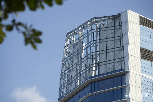 现代玻璃 skyscraper 立于蓝天之下