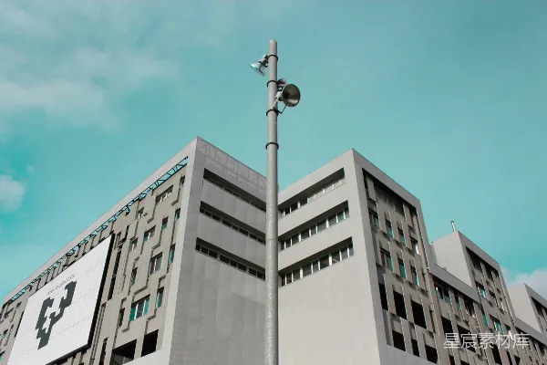 建筑旁的灰色混凝土电线杆
