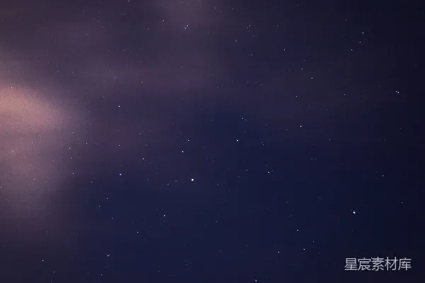 星空的夜晚，星星与云朵