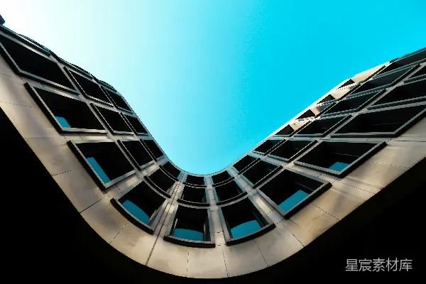 低角度拍摄混凝土建筑