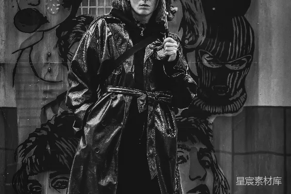 女人在涂鸦艺术前面撑着伞