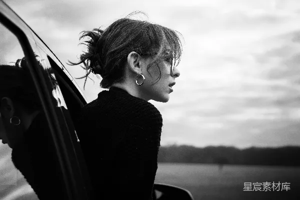 高清摄影 黑白色照片中的女人穿着黑色长袖衬衫