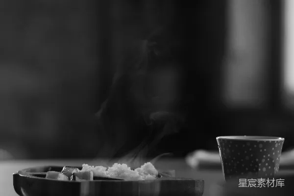 一张黑白照片上的桌子上的食物