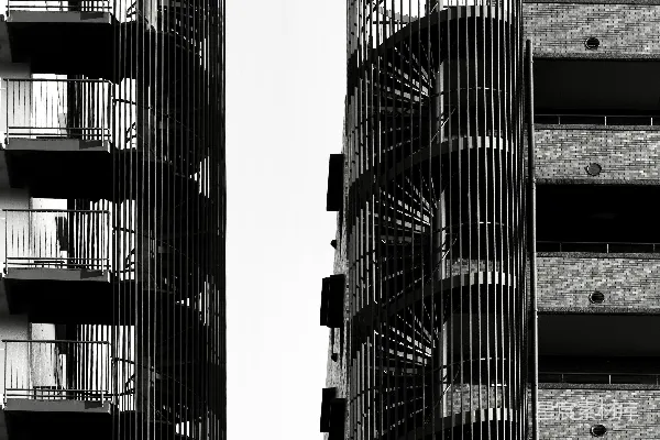 高清摄影 两座现代建筑物，螺旋楼梯与天空相映成景。