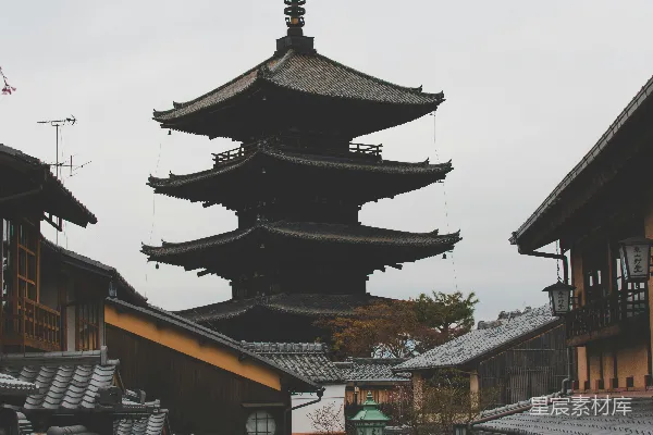 日本的八坂神社白天位于民居附近