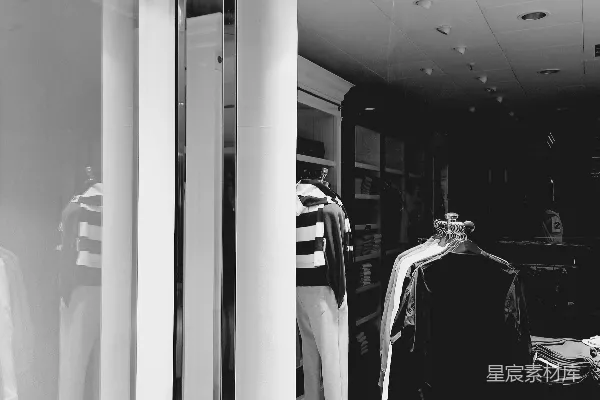 高清摄影 一张黑白照，展示了一家服装店的场景。