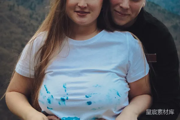 一个男人和一个女人并排站在背景中的山峰旁边。