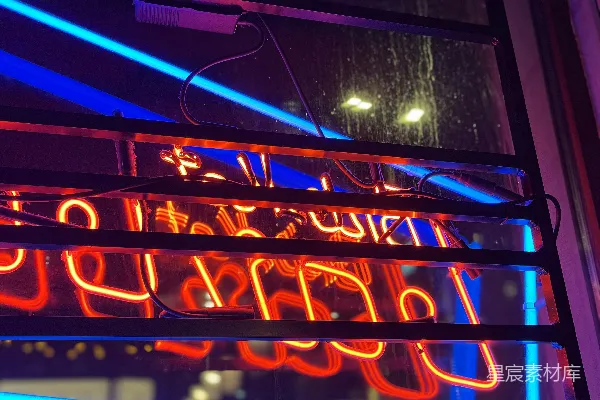 挂在建筑物一侧的一块写着“生日快乐”的霓虹灯招牌