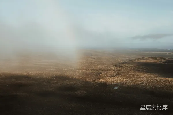 远处有一片岩石和一片水面的风景