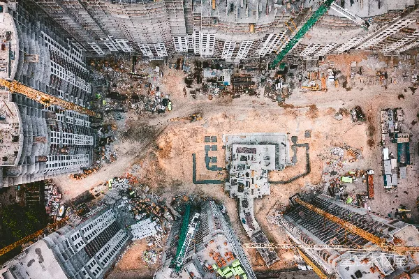 白高耸混凝土建筑的 aerial 照片