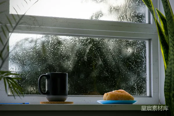 窗台上一杯咖啡和一片面包。