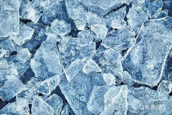 地面上的一堆冰