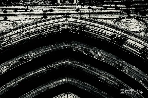 高清摄影 一个大拱形的窗户，上面有一个钟。