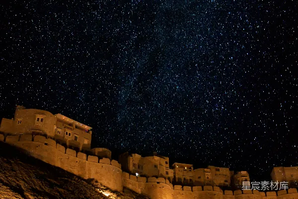 星空下的棕色混凝土建筑
