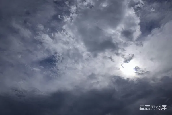 天空中的戏剧性乌云遮住了太阳。