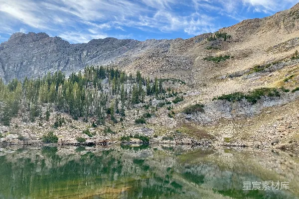 一座被树木和岩石环绕的山间湖泊