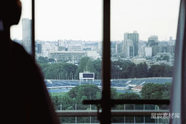 窗前的城市风景