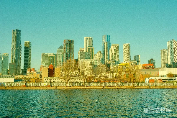现代城市 skyline 跨过一片水域。