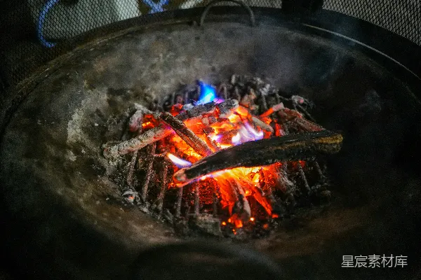 一张 Grill 上的特写镜头，伴有火焰。