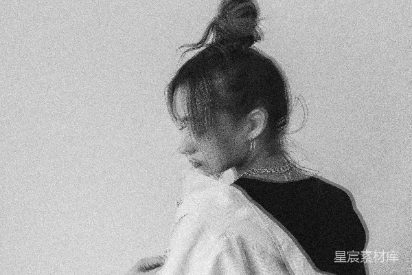 高清摄影 黑白照片中的女孩穿着黑色连衣裙。