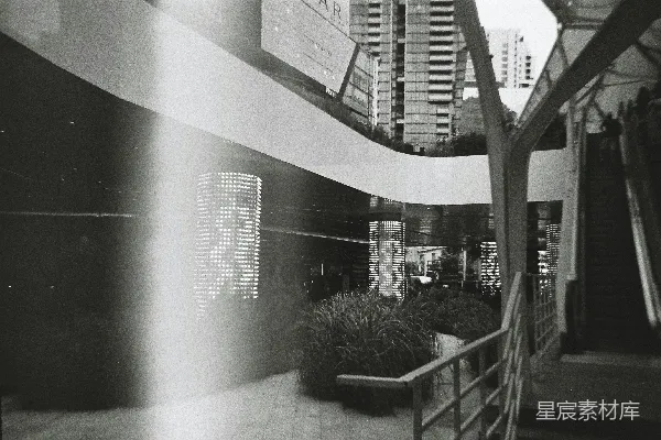 高清摄影 一张黑白照片，显示了一座建筑和楼梯。