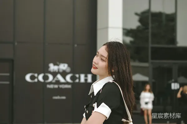 一个女人站在一栋建筑物前面