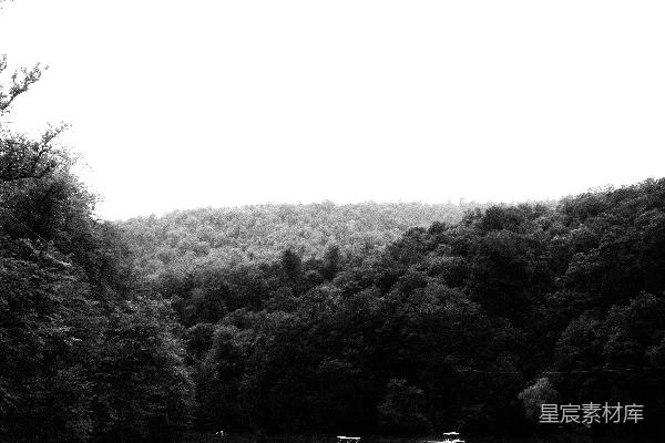 高清摄影 一张黑白照片，展示了一条河上的船。