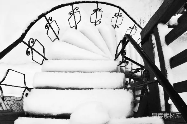 高清摄影 一张黑白照片，展示了一组覆盖着雪的楼梯。