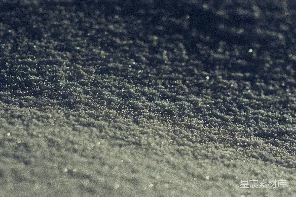 阳光下闪耀的雪纹理特写