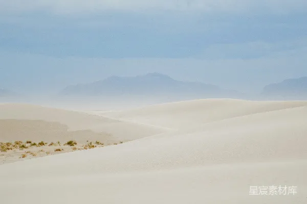 白天白云下的白沙
