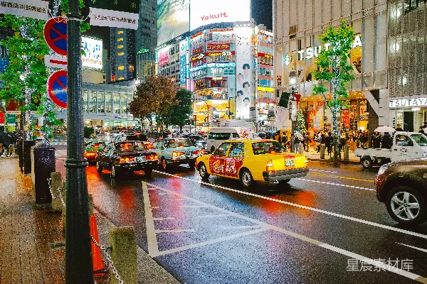 繁忙的城市街道夜晚的车流