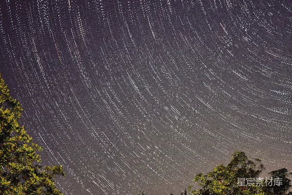 星空全满的时序照片