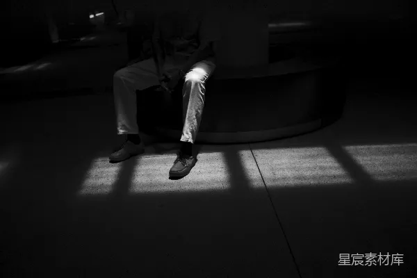 高清摄影 穿黑色西装的男人坐在椅子上