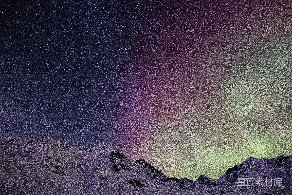 一片紫色与绿色的极光覆盖着皑皑白雪的山峦。