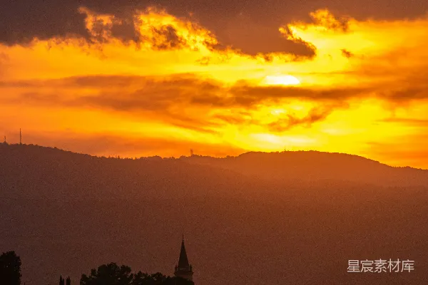 山峦之上夕阳西下