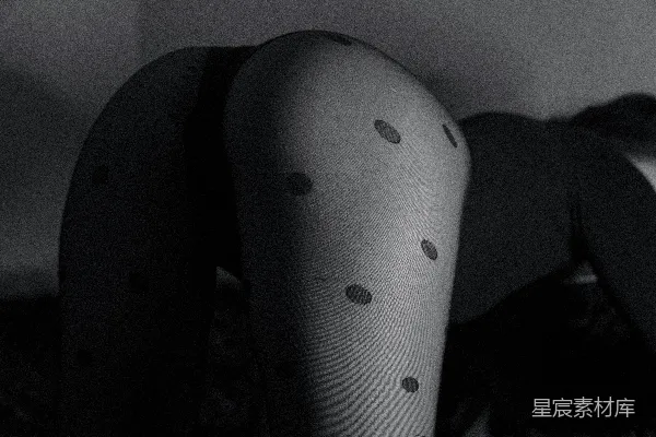 高清摄影 一位女士躺在地板上，双腿交叉。
