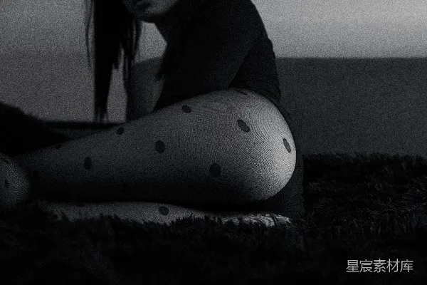 高清摄影 一个女人盘腿坐在地上。