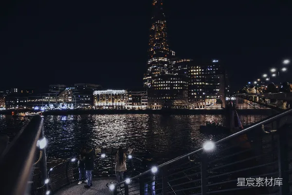 一座城市夜晚的景色，一条楼梯通向大楼顶部
