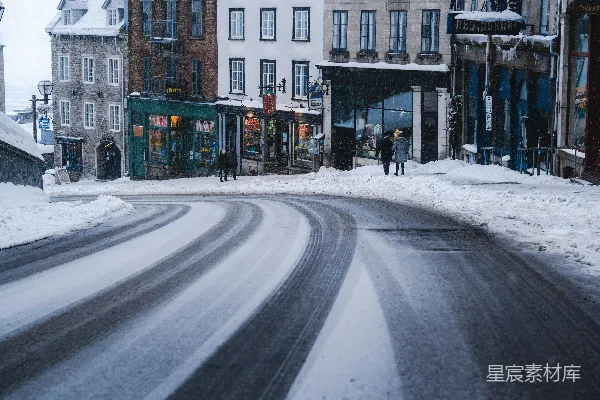 地上积雪的一条街道和背景中的建筑