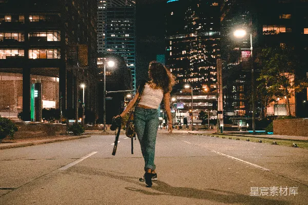 手持单反相机的女士