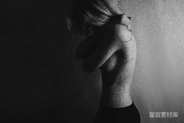 高清摄影 穿着黑色裙子的裸露上身女子