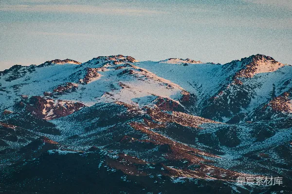 皑皑白雪覆盖的山峦沐浴在金色的阳光中。