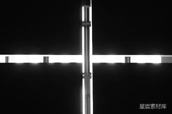 高清摄影 一张黑白照片，展示了一个十字架。