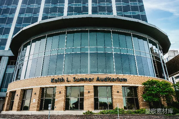 现代建筑，配以Keith L. Sumr Auditorium的标识牌