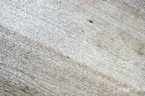 一张木表面的特写镜头中有一部手机