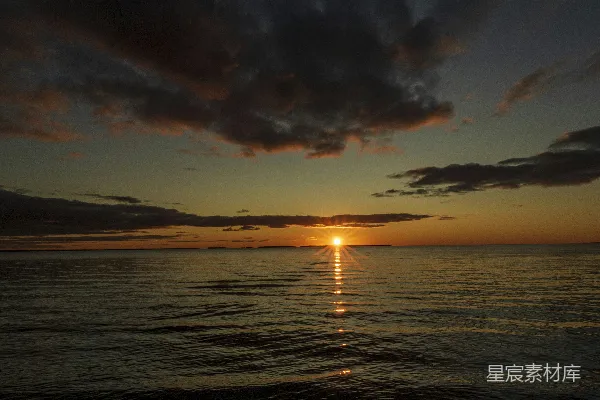 一天中的夕阳西下在一片乌云密布的天空上